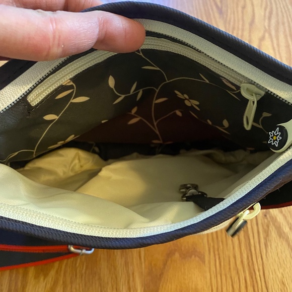 New 10-pocket Sherpani Cappi Purse 9"x10"x2" w/ Adjustable Strap and Keychain - Picture 3 of 4